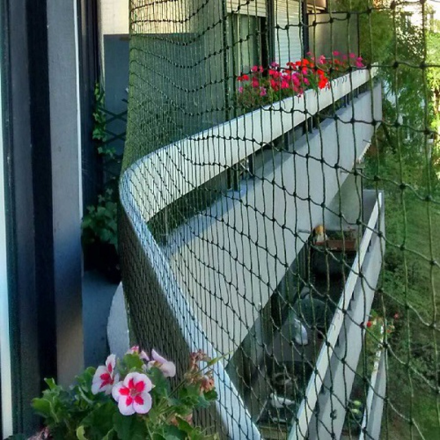 Filet de protection pour chat sur balcon avec un filet vert olive