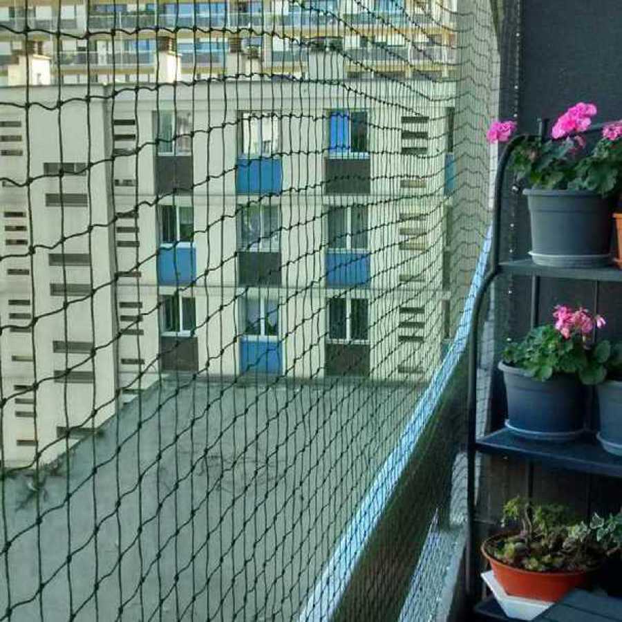 Vue latérale d'un balcon avec un filet pour chat pour éviter les chutes